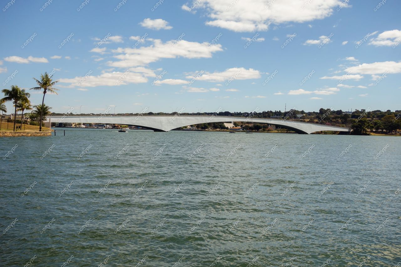 Brasília, DF: Ponte moderna sobre o lago em harmonia com a natureza