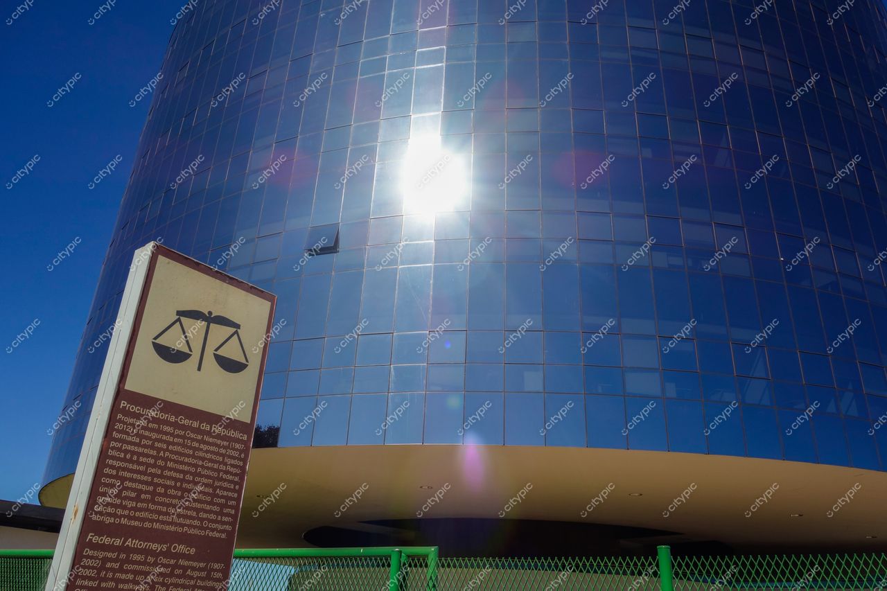Brasília, DF: Sede moderna da Procuradoria-Geral da República em destaque sob o sol da capital