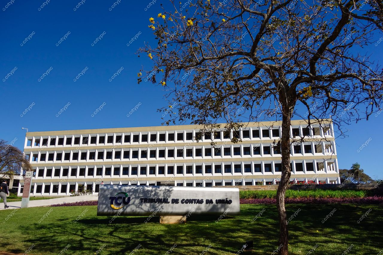 Brasília, DF: Fachada moderna do Tribunal de Contas da União (TCU) em meio a um cenário verde e iluminado