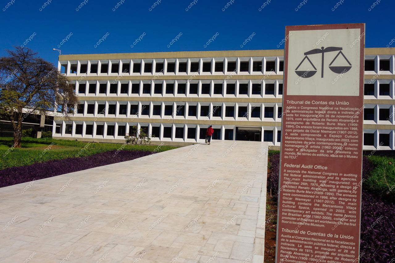 Brasília, DF: Entrada do Tribunal de Contas da União com arquitetura moderna e paisagismo impecável