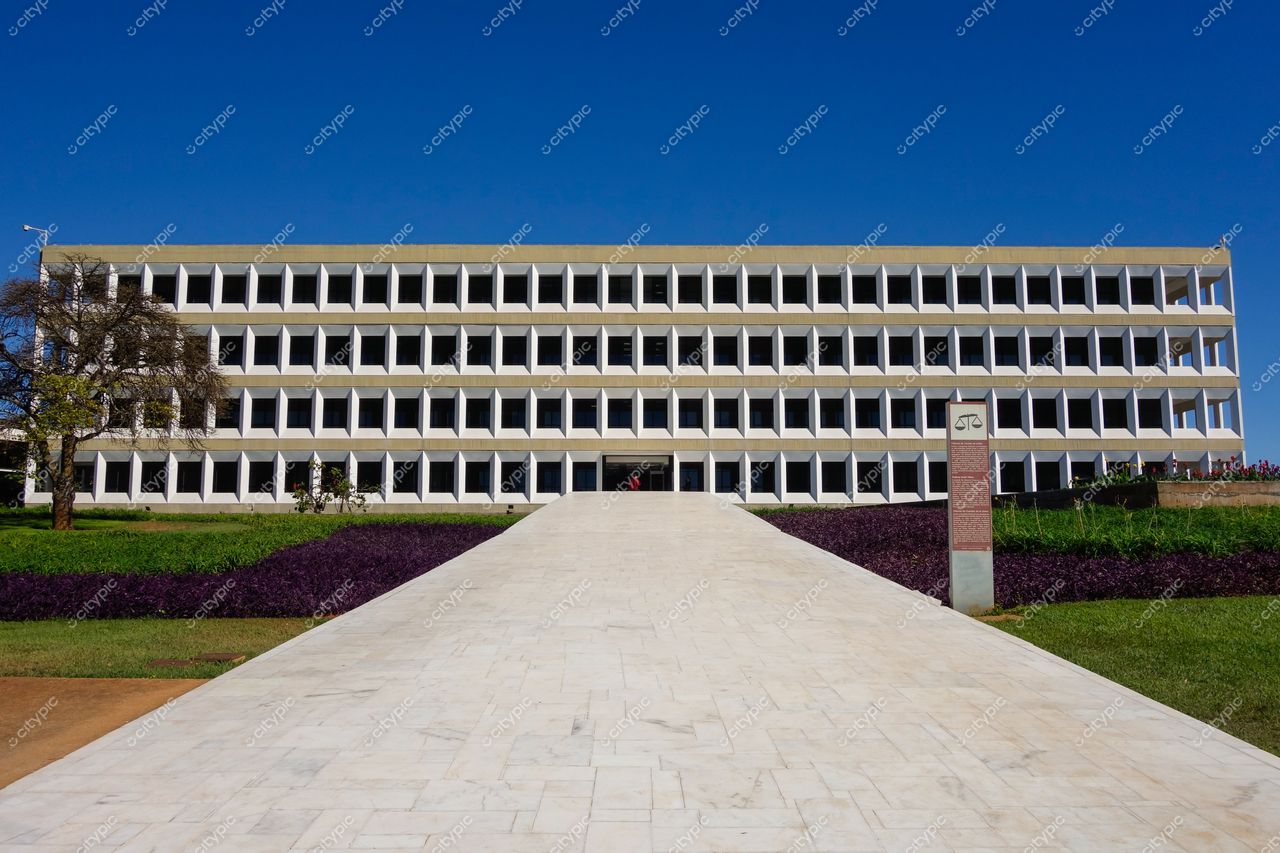 Brasília, DF: Edifício Moderno e Imponente em Harmonia com o Ambiente Urbano