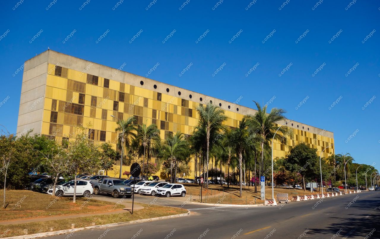 Brasília, Distrito Federal: Edifício moderno em harmonia com a natureza
