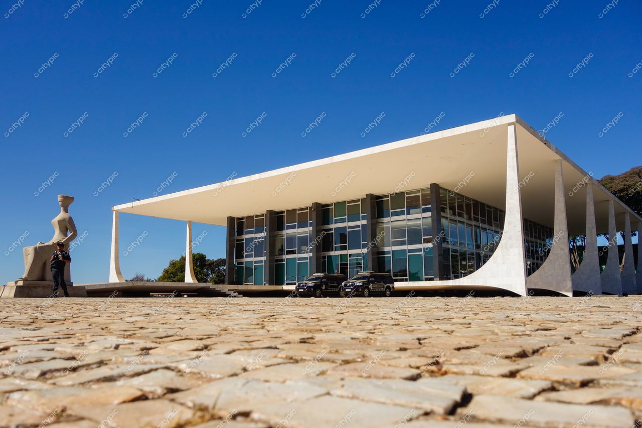 Brasília, DF: Fachada moderna do Supremo Tribunal Federal em destaque