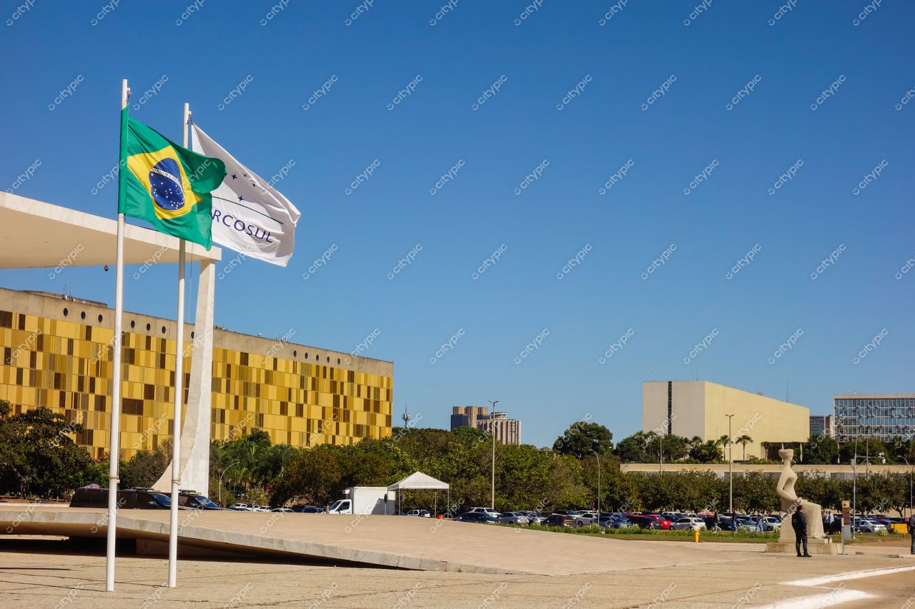 Brasília, Distrito Federal: Bandeiras do Brasil e do Mercosul em meio à arquitetura modernista da capital brasileira