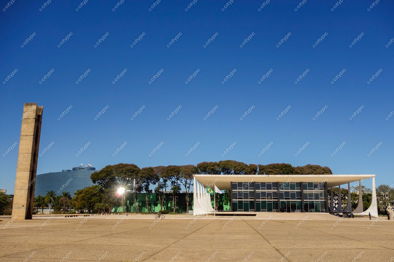 Brasília, DF: Vista imponente do Supremo Tribunal Federal em meio à harmonia urbano-natural