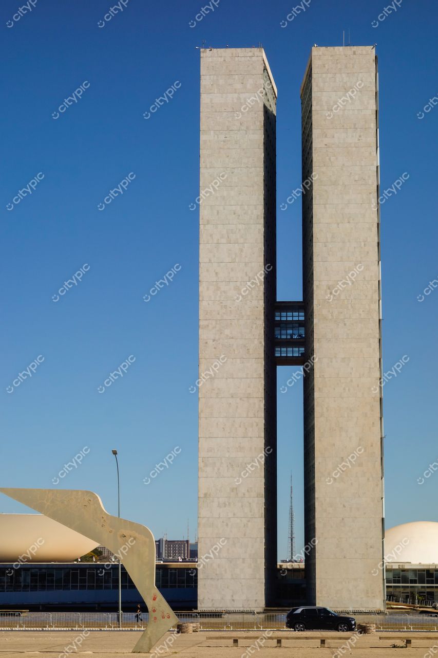 Brasília, Distrito Federal: As imponentes torres do Congresso Nacional do Brasil e a vitalidade urbana ao redor