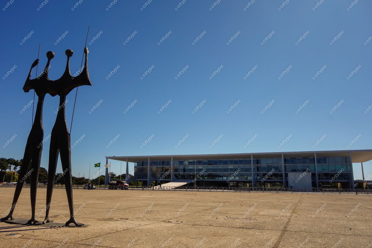 Brasília: Vista icônica da Praça dos Três Poderes com o STF ao fundo