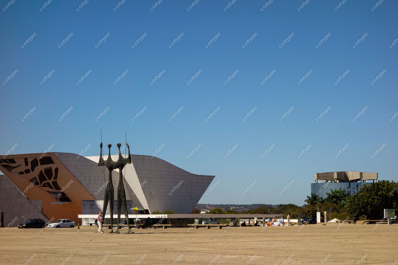 Brasília: Escultura Estilizada em Meio à Arquitetura Moderna