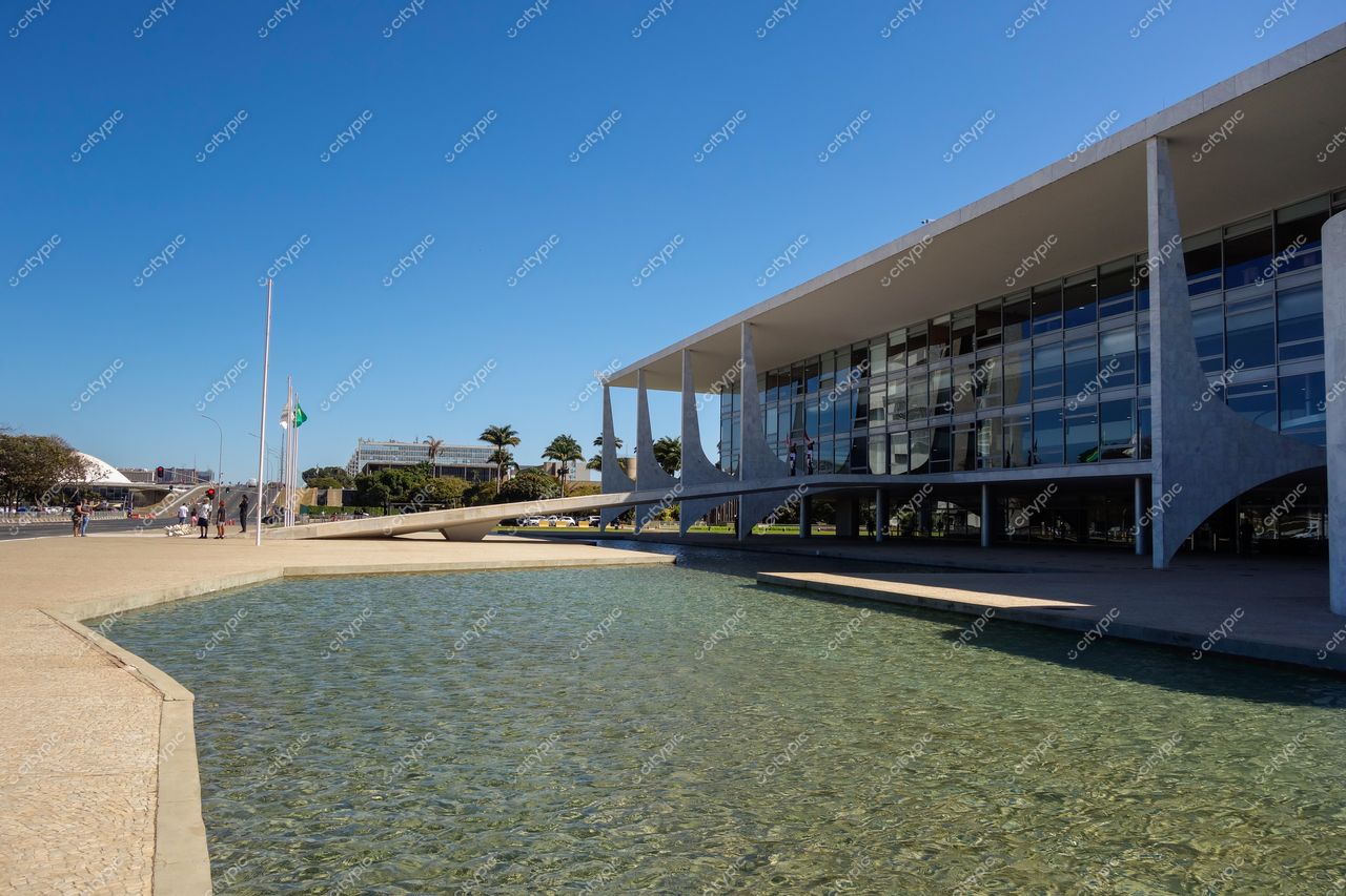 Brasília, DF: Edifício Moderno em Harmonia com a Natureza