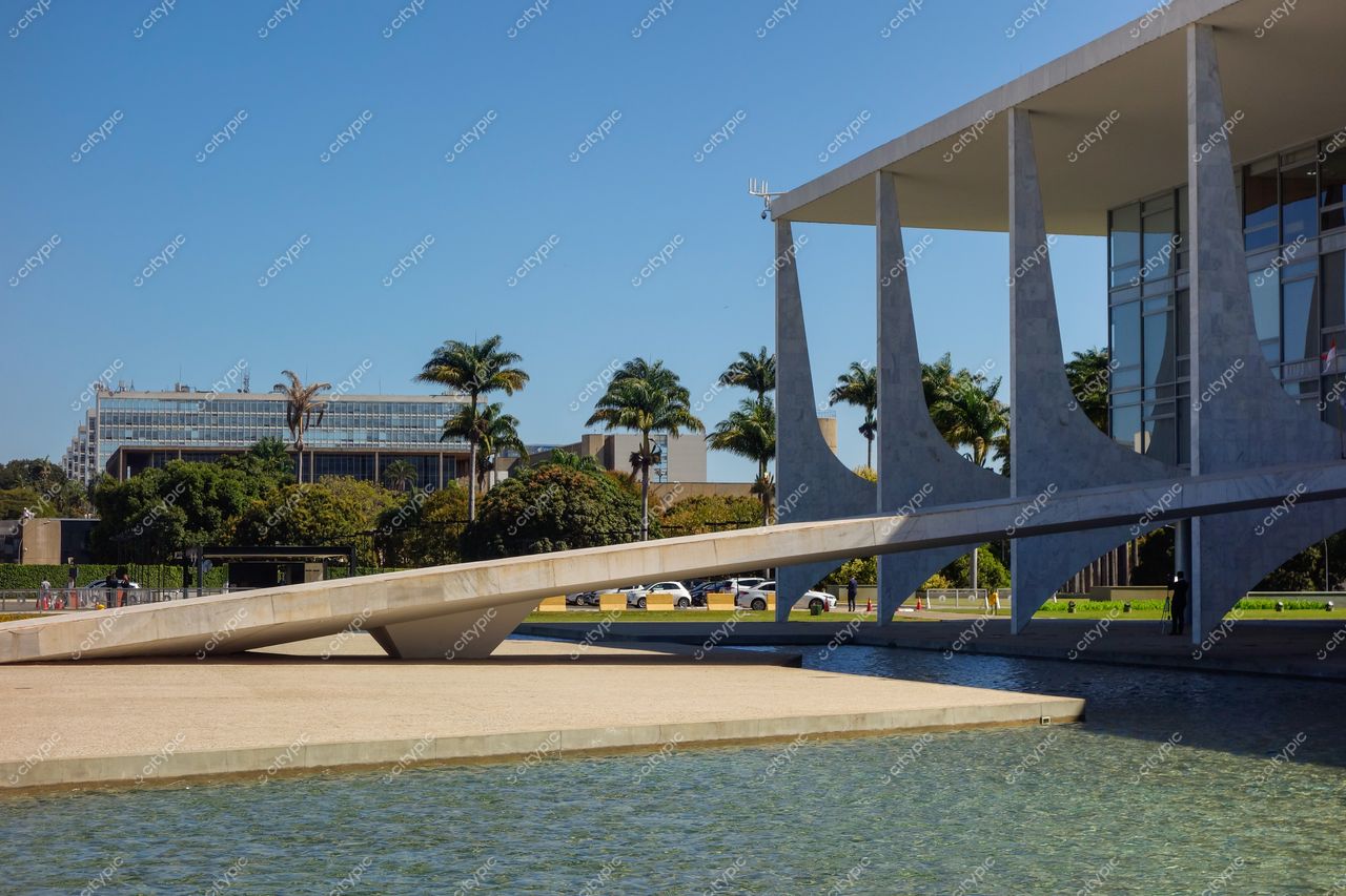 Brasília: Edifício moderno em harmonia com a natureza e o céu azul intenso