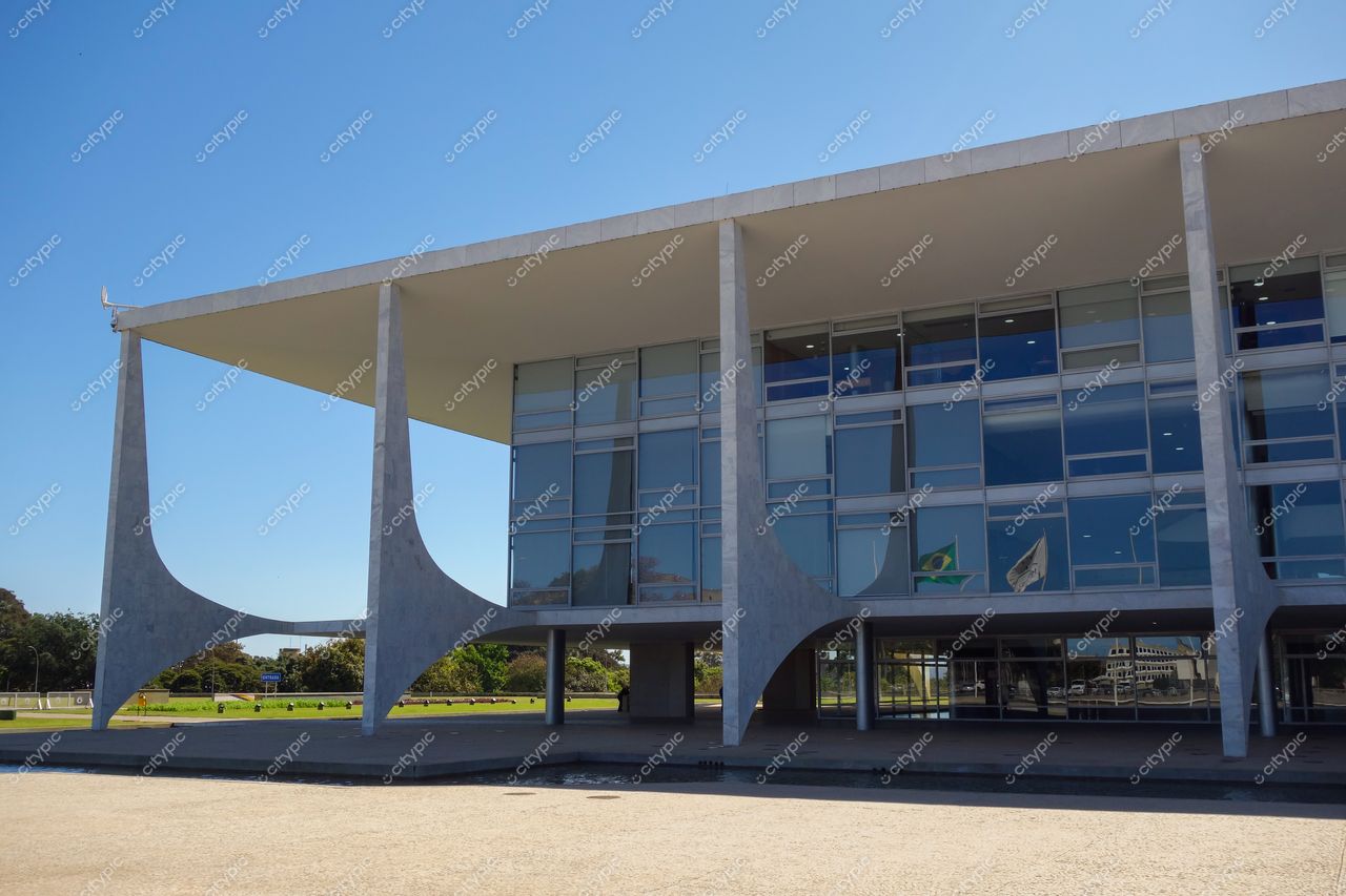 Brasília, DF: Palácio da Alvorada – Arquitetura moderna e elegante sob o céu azul