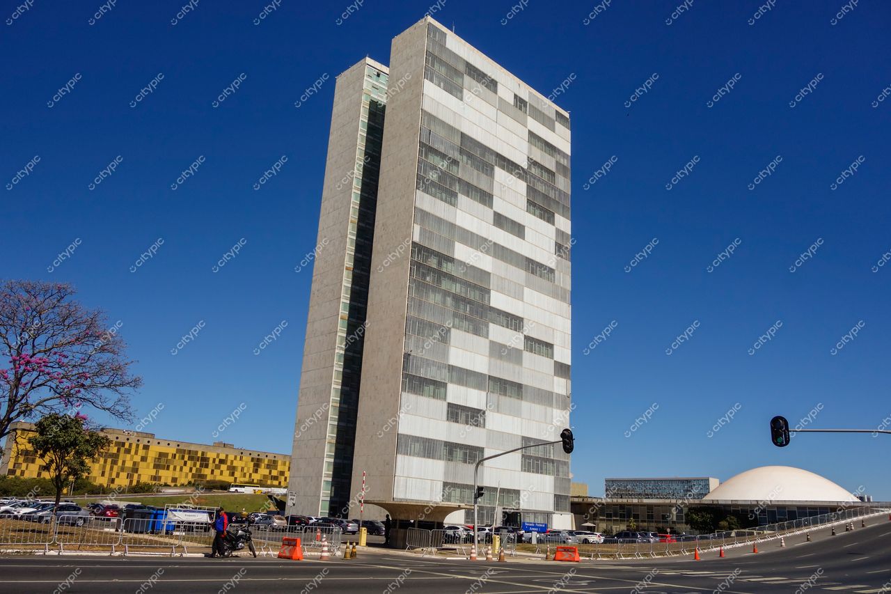 Brasília em Destaque: Torre Moderna e Cúpula Branca sob o Céu Azul