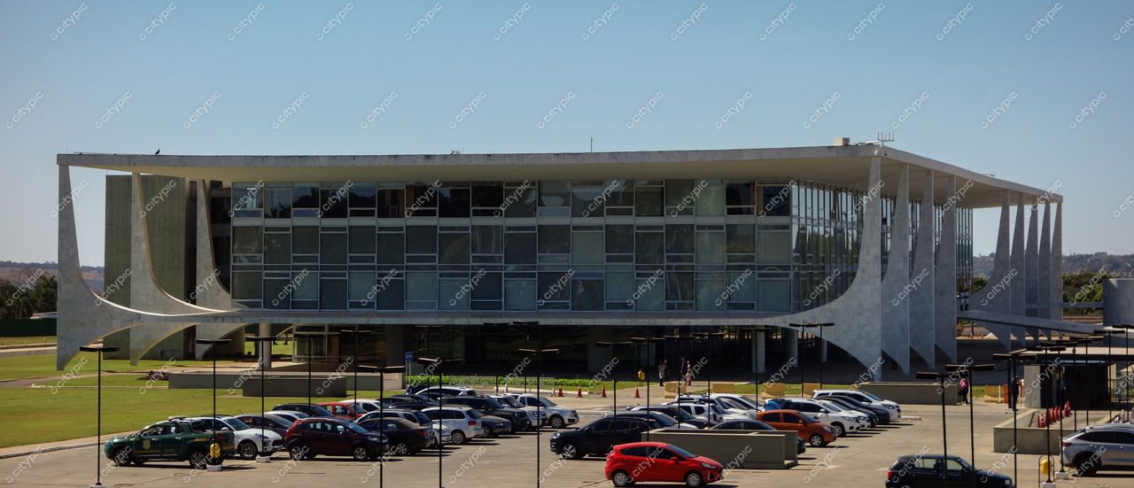 Brasília, DF: Edifício Moderno em Harmonia com o Espaço Urbano