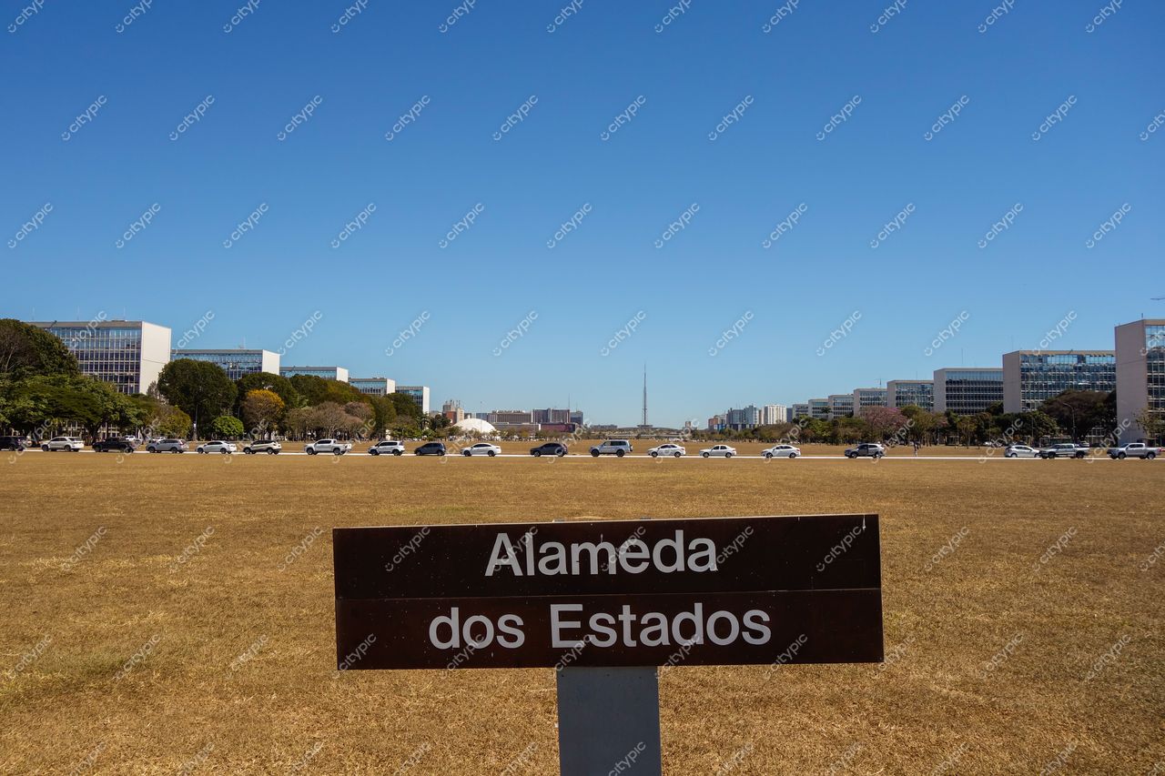 Brasília, Distrito Federal: Alameda dos Estados em meio à arquitetura icônica da capital brasileira
