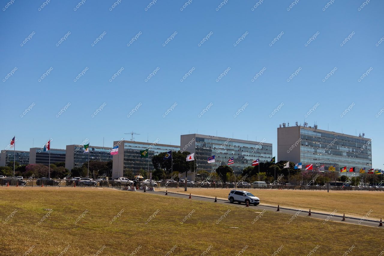 Brasília, Distrito Federal: Paisagem urbana moderna com bandeiras internacionais e carro branco