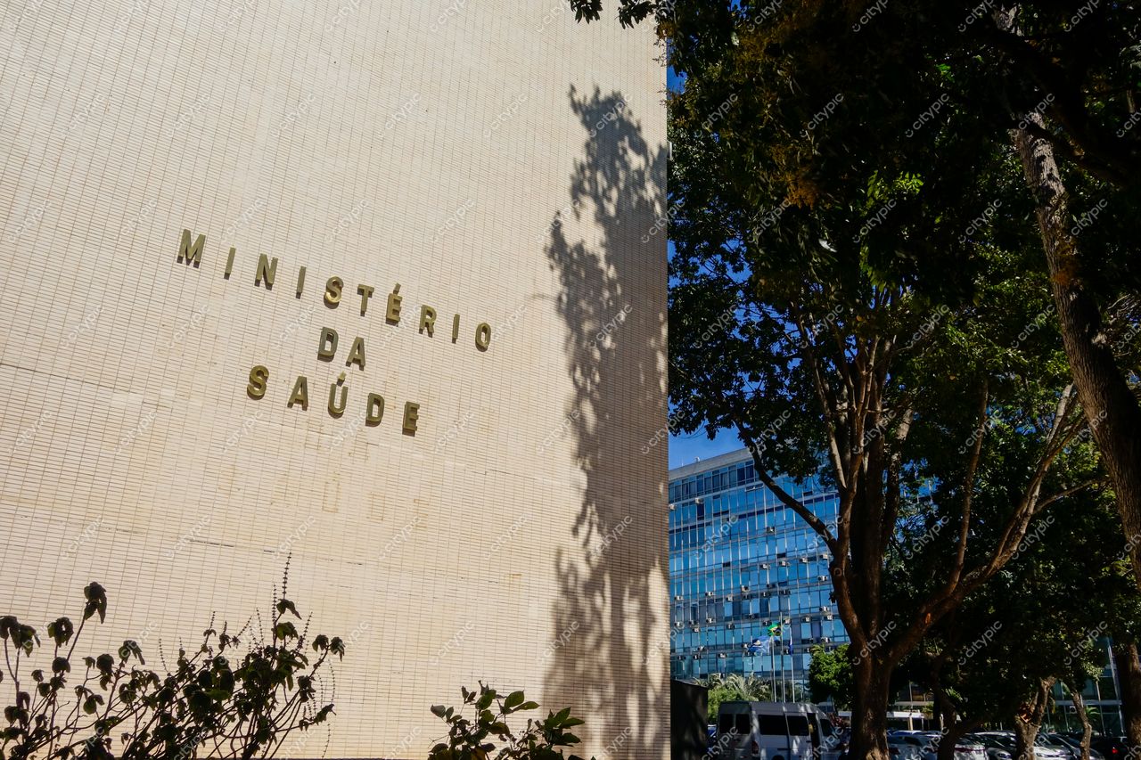 Brasília, DF: Fachada do Ministério da Saúde em meio à modernidade e natureza vibrante