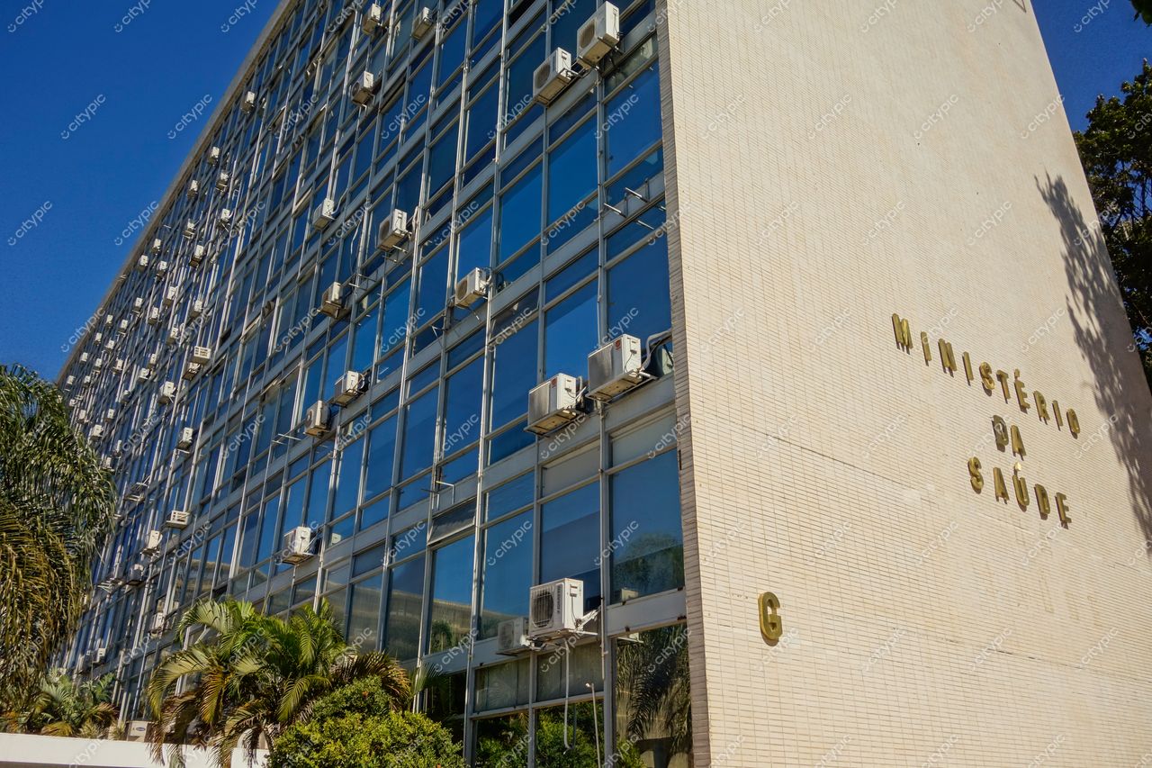 Brasília, DF: Fachada moderna do Ministério da Saúde em meio à vegetação tropical