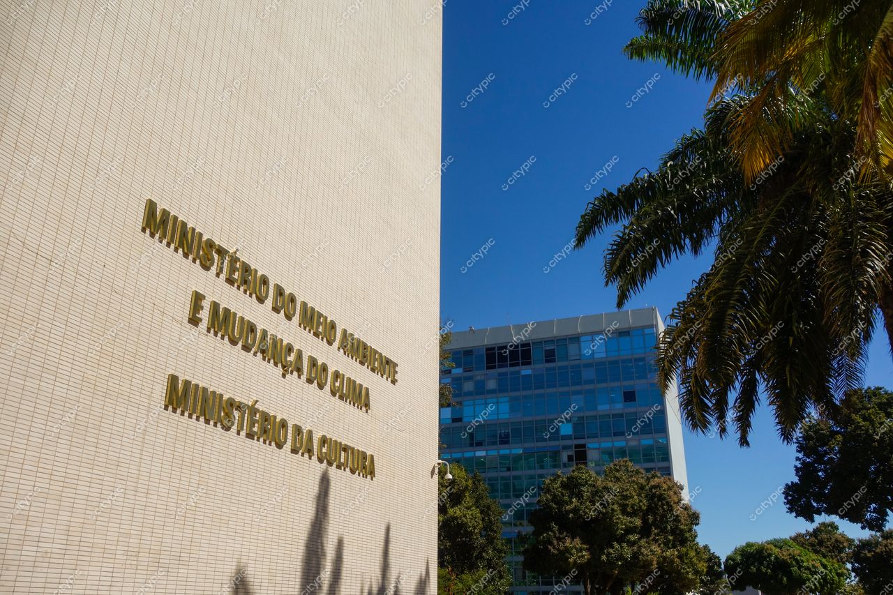 Brasília: Ministério do Meio Ambiente e Mudança do Clima em destaque sob o céu ensolarado