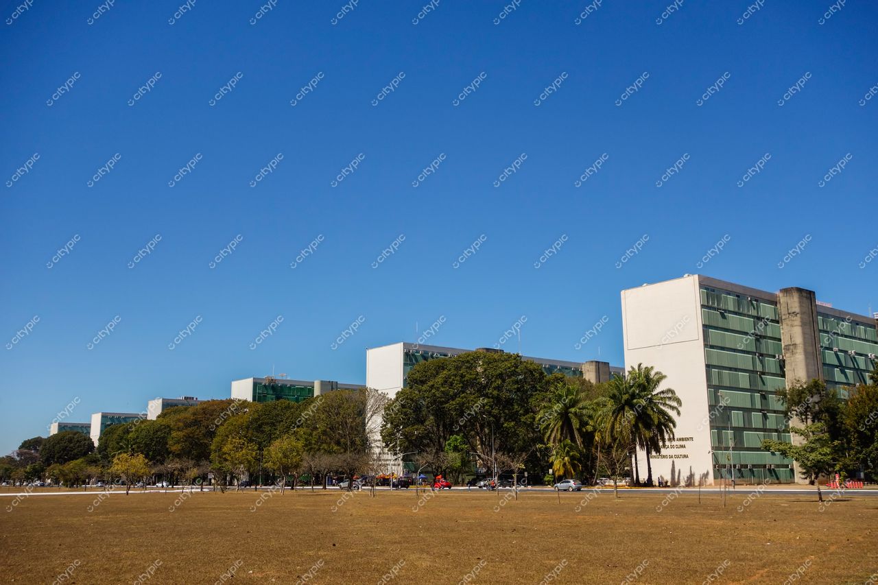 Brasília: Harmonia entre arquitetura moderna e natureza em um belo dia ensolarado