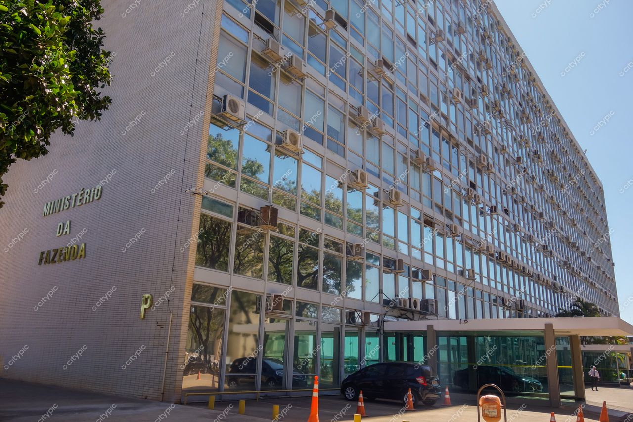 Brasília, DF: Fachada moderna do Ministério da Fazenda em meio à natureza