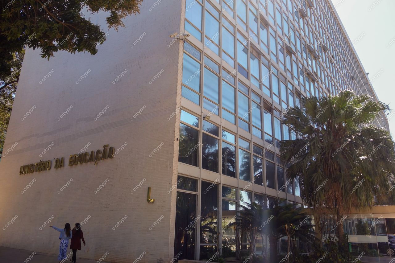 Brasília, DF: Ministério da Educação em meio à vida urbana vibrante
