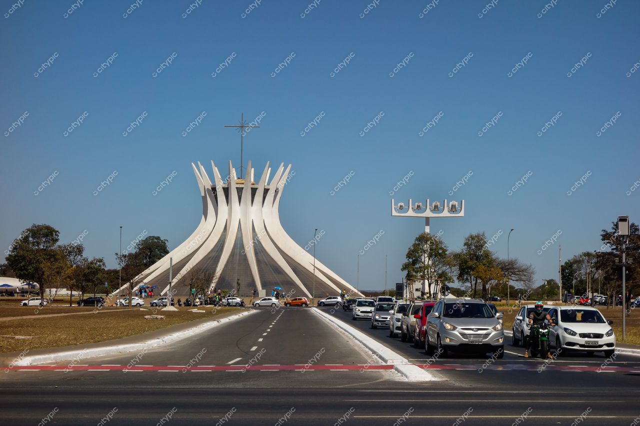 Brasília: A imponente Catedral Metropolitana de Oscar Niemeyer sob o céu azul da capital brasileira