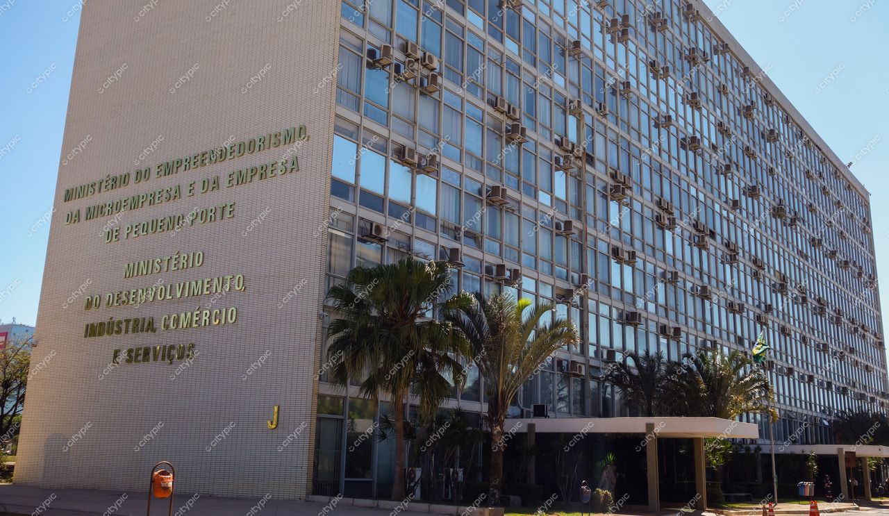 Brasília, DF: Ministério do Empreendedorismo e Desenvolvimento em destaque sob o céu azul