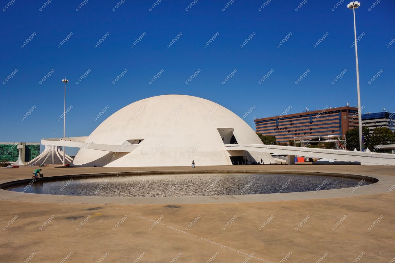 Brasília, Distrito Federal, Brasil: Centro Cultural Miguel de Cervantes em meio à arquitetura moderna da capital