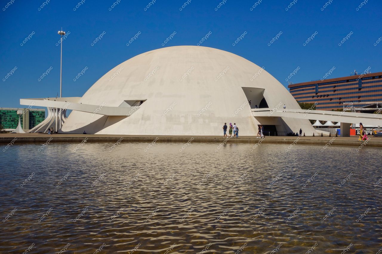 Brasília, Distrito Federal, Brasil: Museu Nacional da República em meio à modernidade e beleza natural