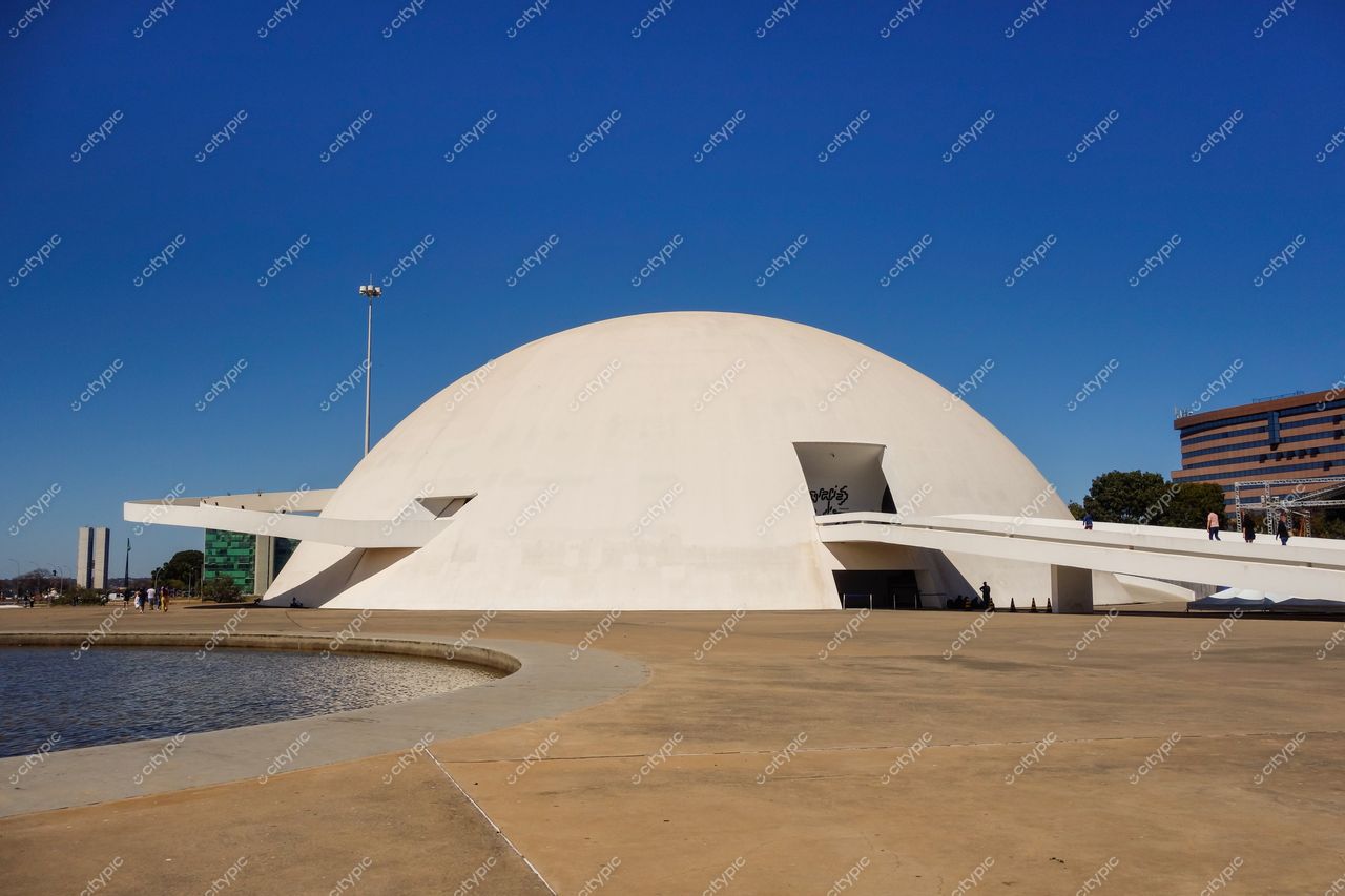 Brasília, DF: Museu Nacional da República em meio à modernidade e natureza