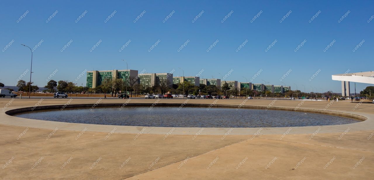 Brasília: Vista panorâmica de um espaço urbano moderno e vibrante