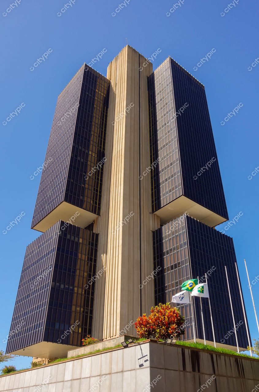 Brasília: Vista imponente da sede do Banco Central do Brasil sob o céu azul