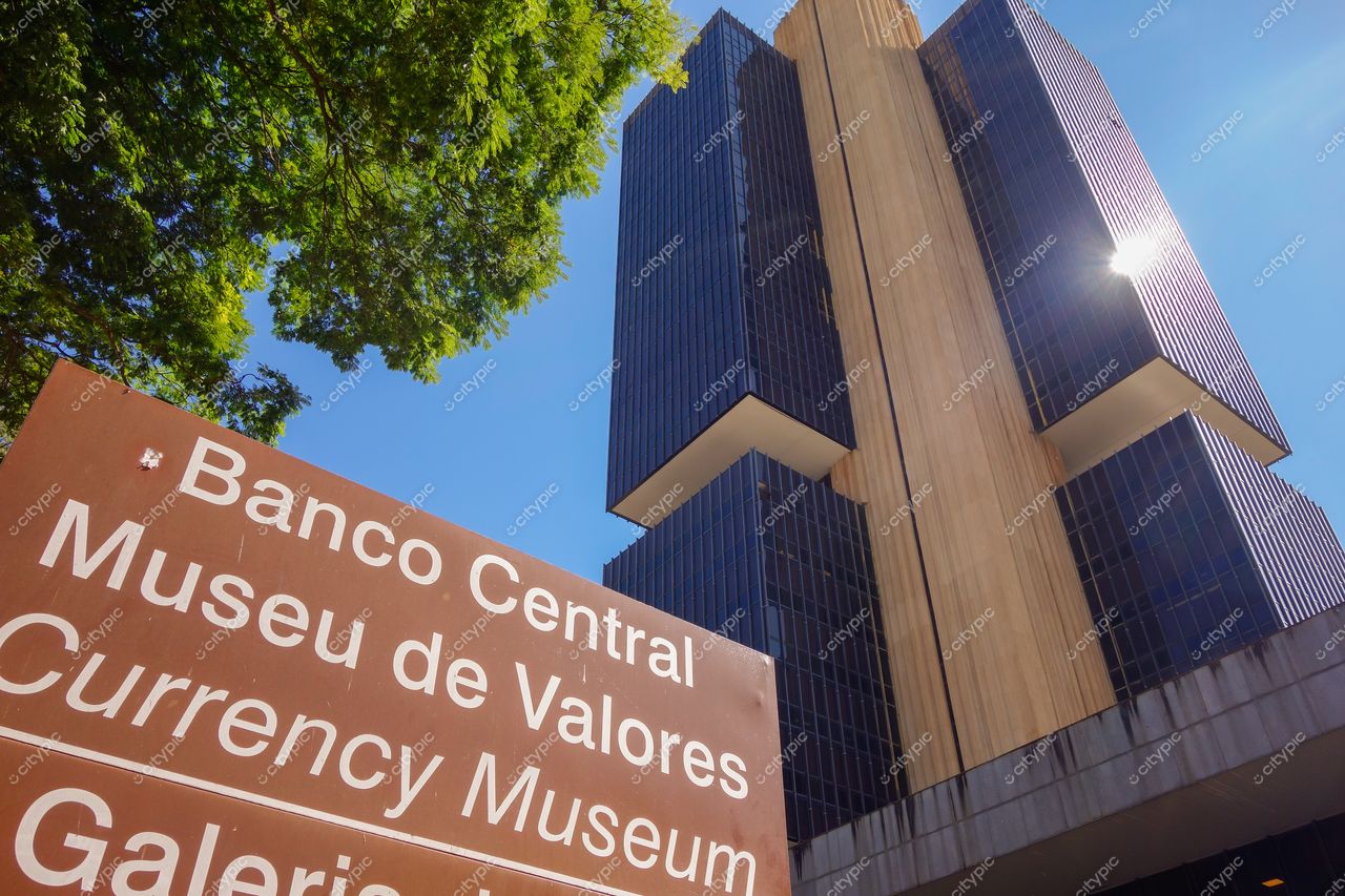 Brasília, DF: Fachada moderna do Banco Central e Museu de Valores em destaque