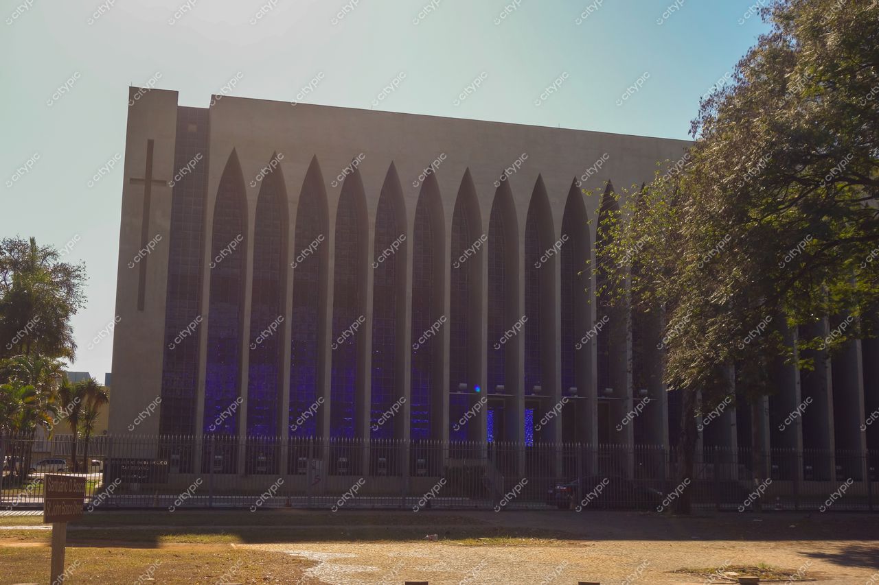 Brasília, DF: Igreja Moderna com Design Impressionante e Atmosfera Serena