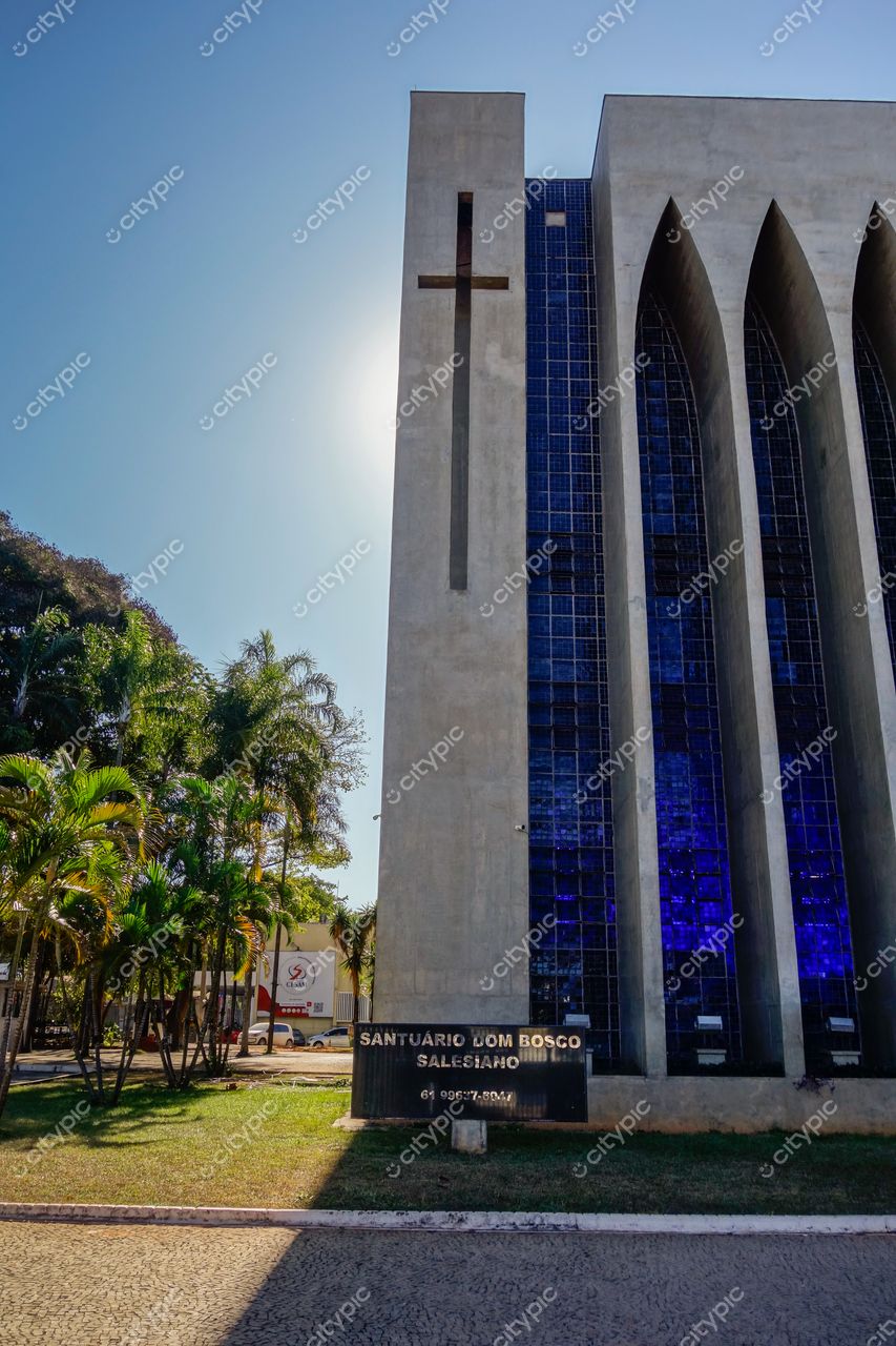 Brasília, DF: Santuário Dom Bosco em meio à natureza tropical e arquitetura moderna
