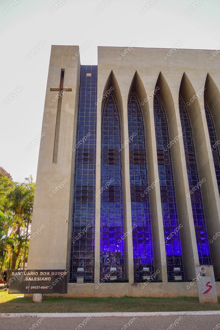 Brasília, DF: Santuário Dom Bosco – Design Imponente e Serenidade no Coração da Capital Brasileira