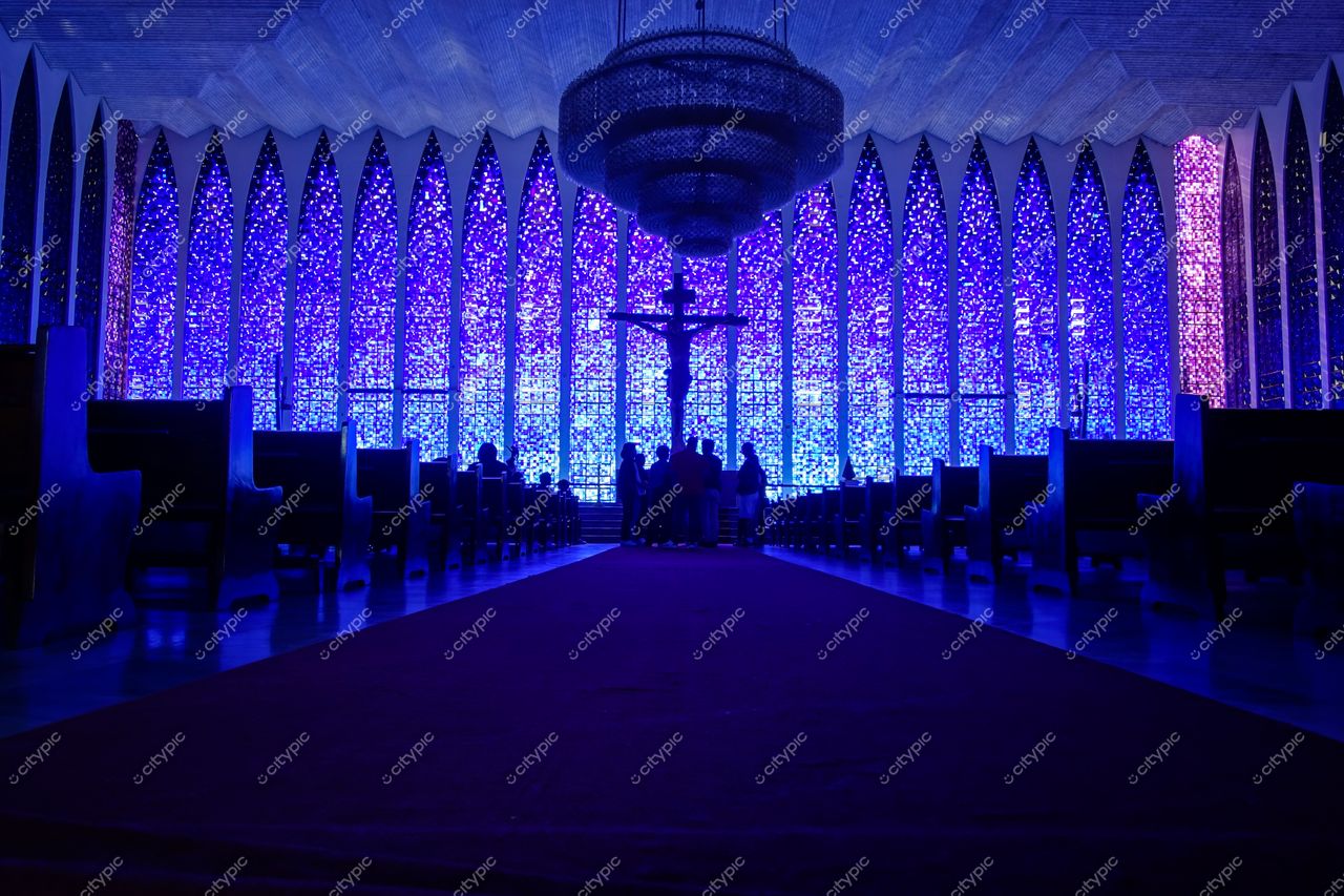 Brasília, DF: Interior de uma igreja com vitrais iluminados em tons de azul e rosa