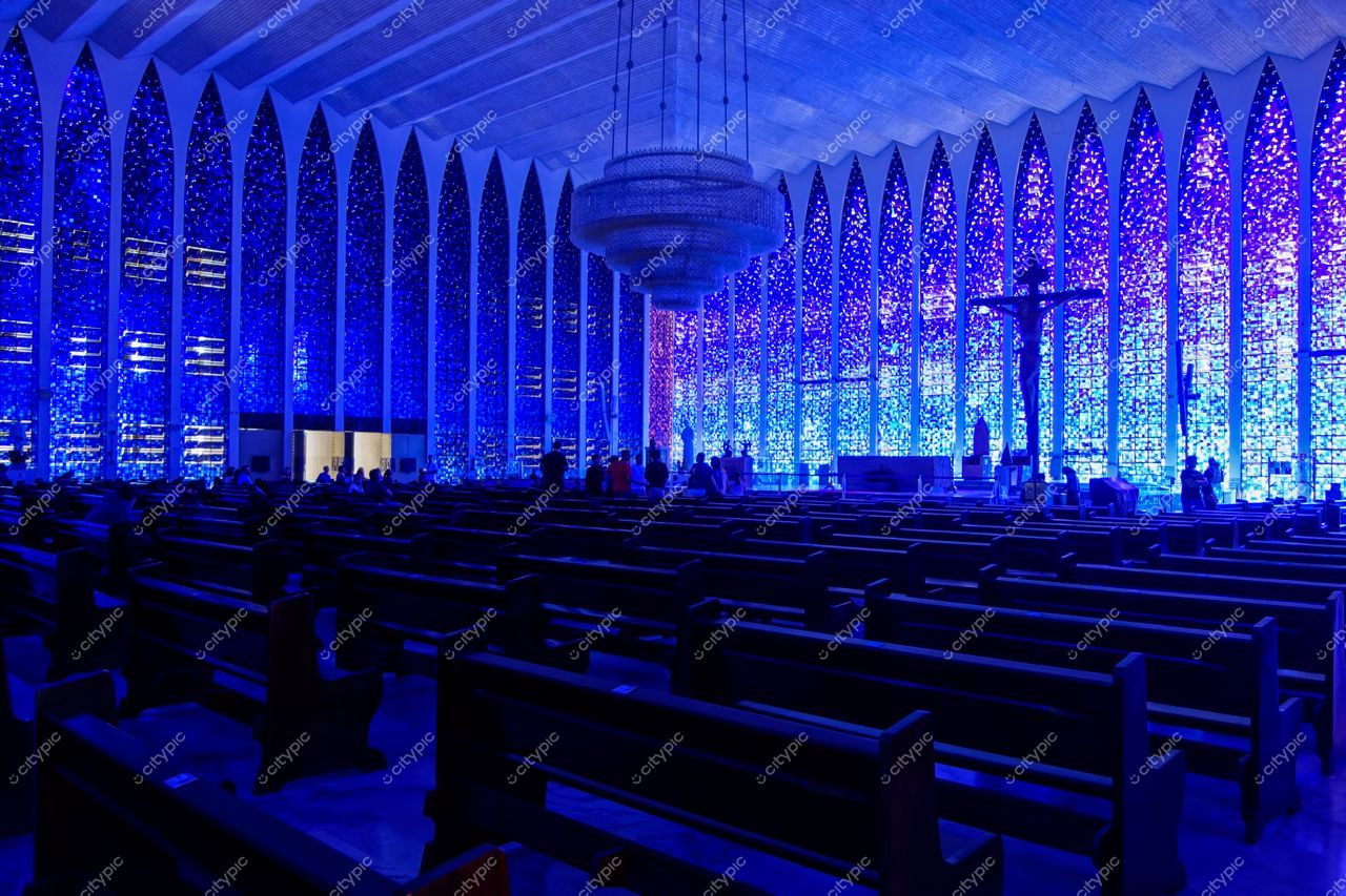 Brasília: A imponente arquitetura da Catedral Metropolitana em tons de azul