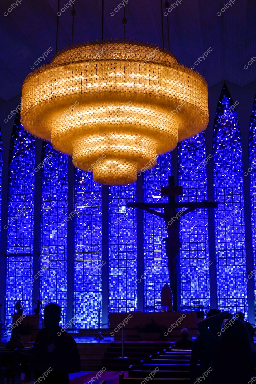 Brasília, DF: Interior da Igreja com Lustre Dourado e Vitral Azul Vibrante