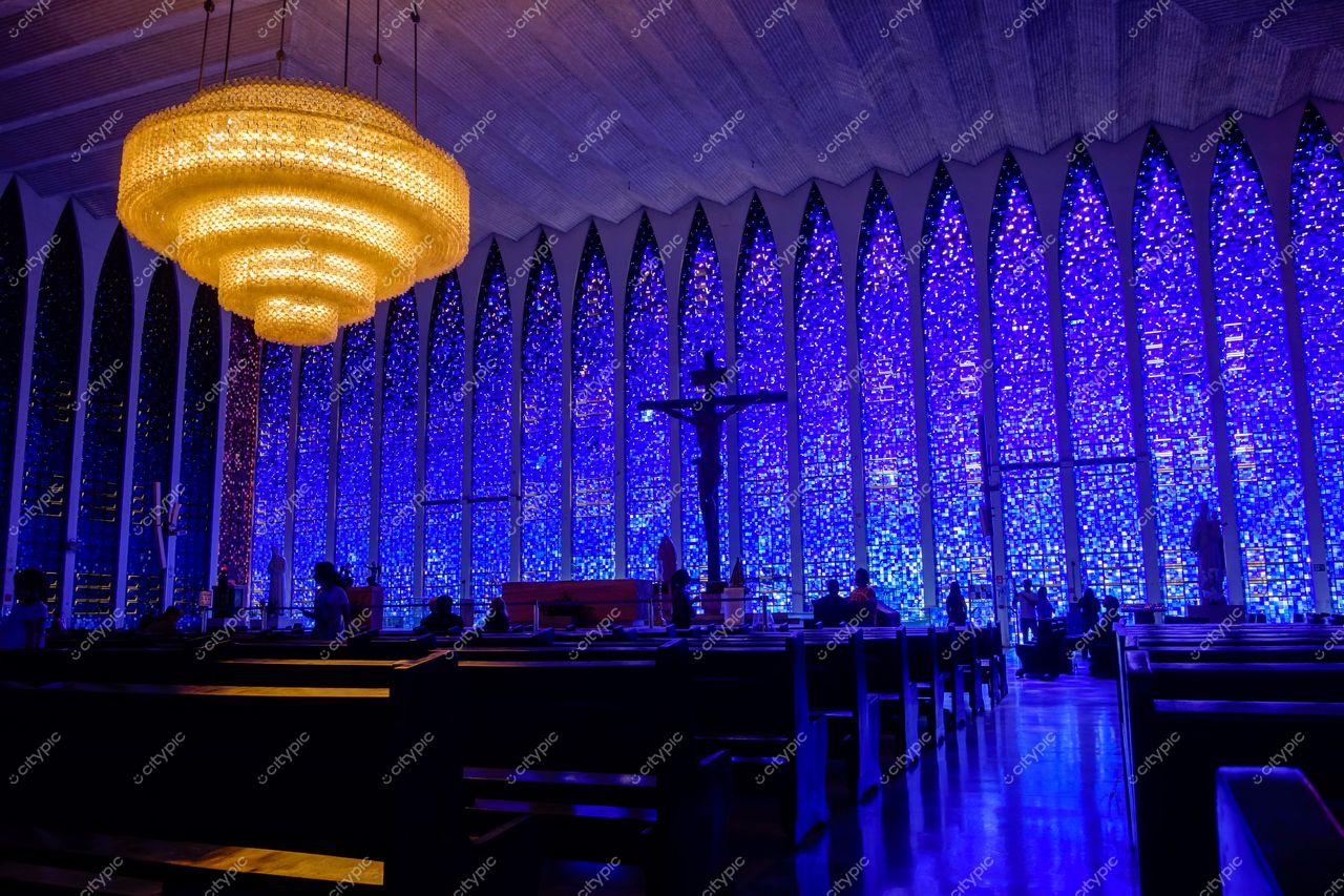 Brasília: A serenidade da Catedral Metropolitana em luz e arquitetura