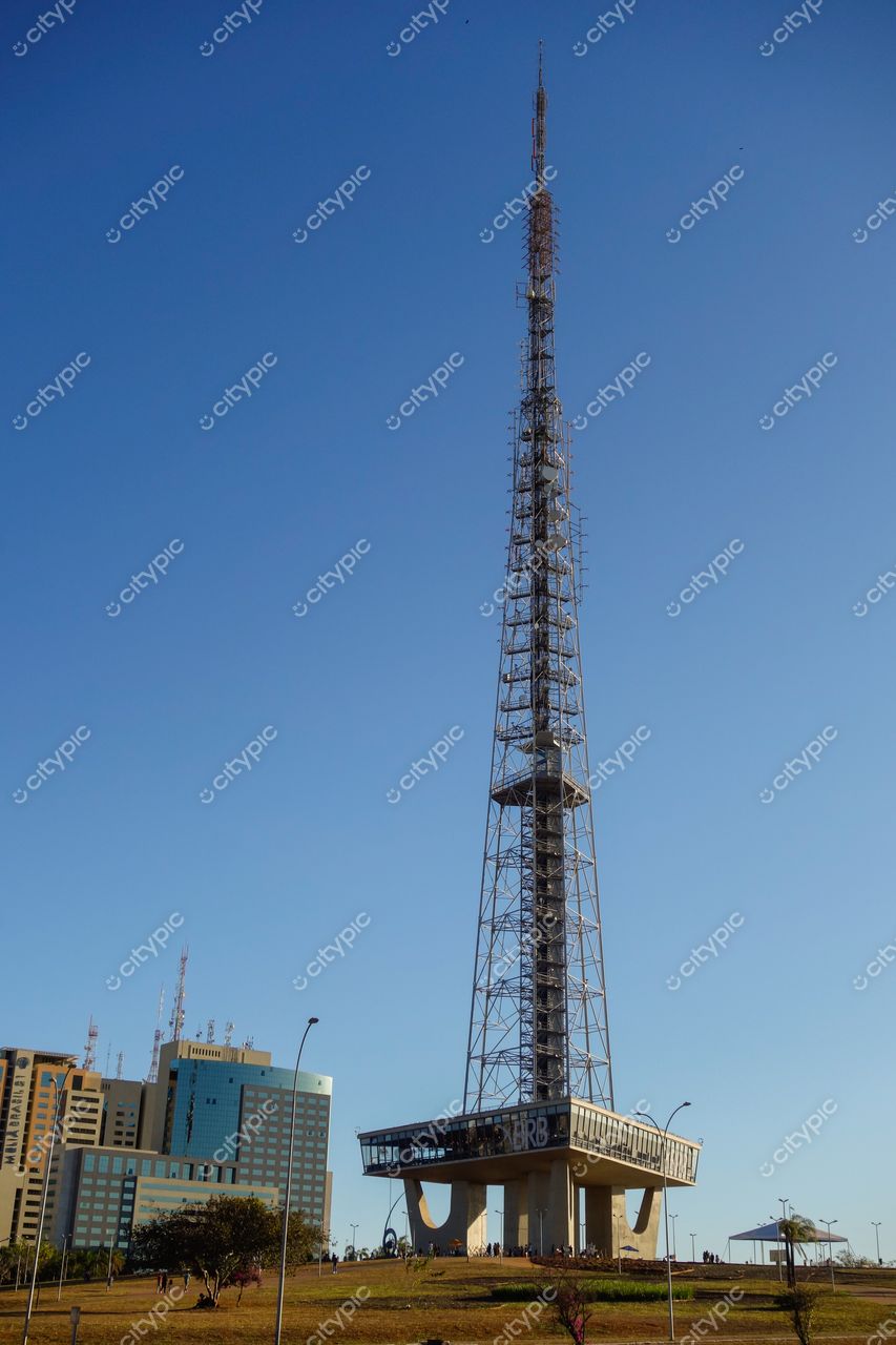 Brasília, DF: Torre de Telecomunicações em meio ao cenário urbano moderno