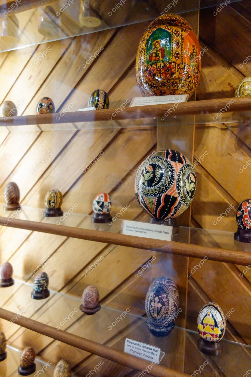 Curitiba, Paraná, Brasil: Exposição de Ovos Decorativos – Tradição e Arte em Destaque