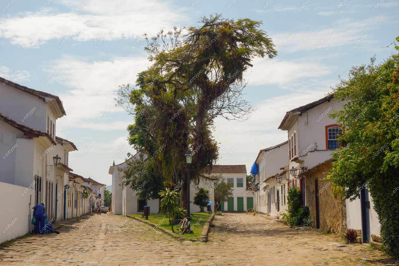 Paraty, Rio de Janeiro: Rua histórica com casas brancas e telhados de cerâmica