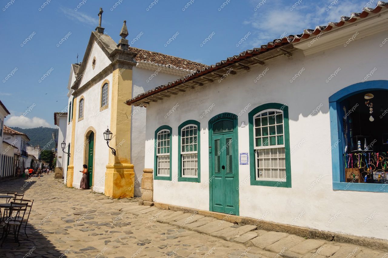 Paraty, Rio de Janeiro: Rua charmosa com construções históricas em tons de branco e amarelo