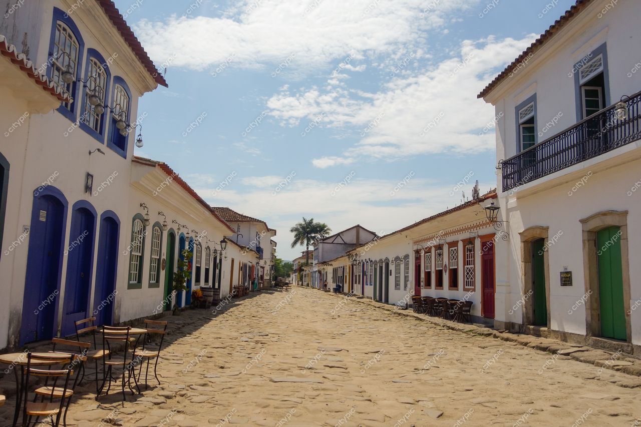 Paraty, Rio de Janeiro: Rua de paralelepípedos com casas coloniais e palmeira ao fundo
