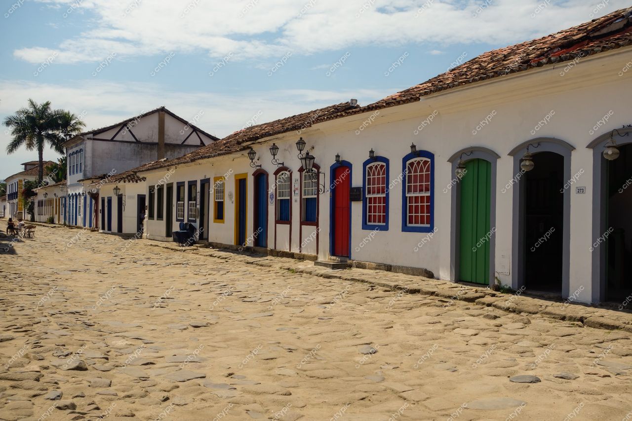 Paraty, Rio de Janeiro: Rua de Pedras e Casas Coloniais com Portas Coloridas