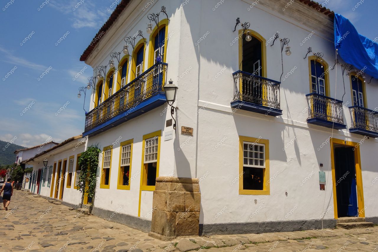 Paraty, Rio de Janeiro: Charme histórico em tons de amarelo e azul