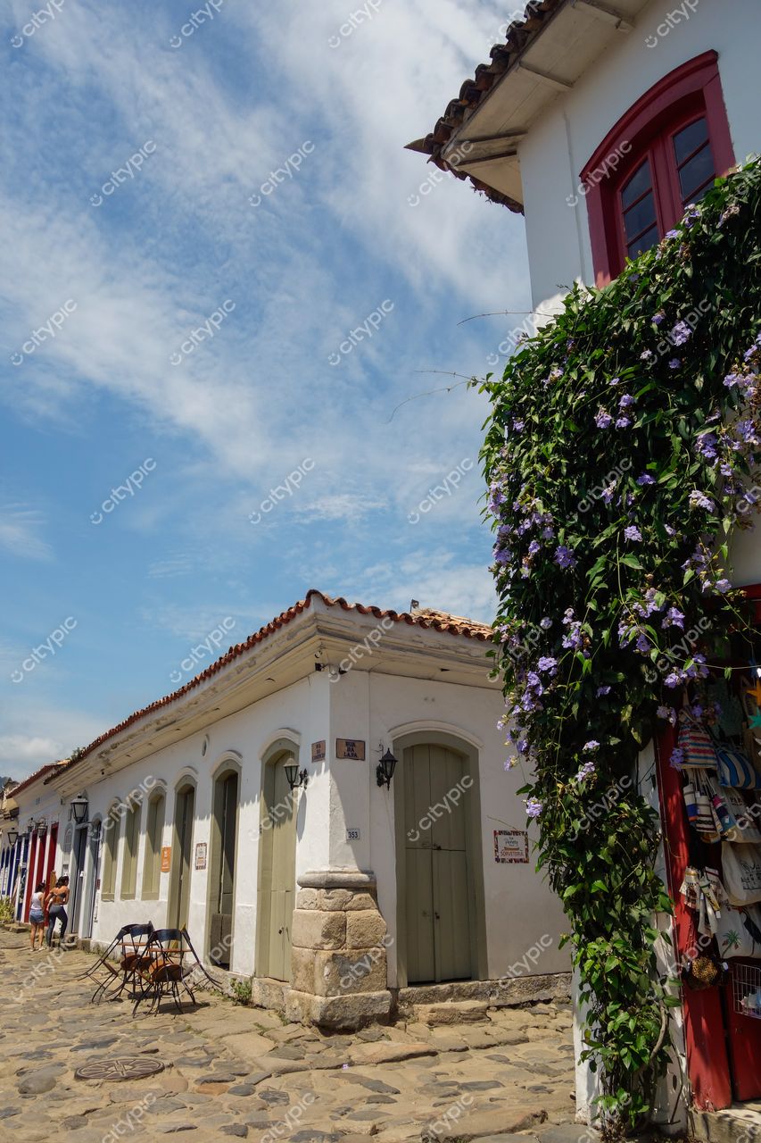 Paraty, Rio de Janeiro: Ruas de pedra e casas coloniais sob o sol da tarde