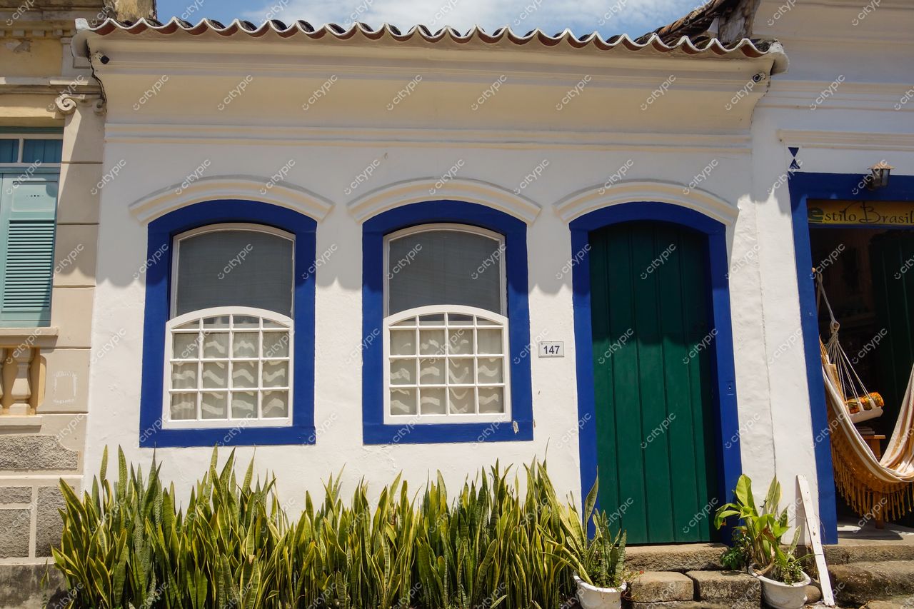Paraty, Rio de Janeiro: Fachada encantadora em branco e azul com toque de natureza