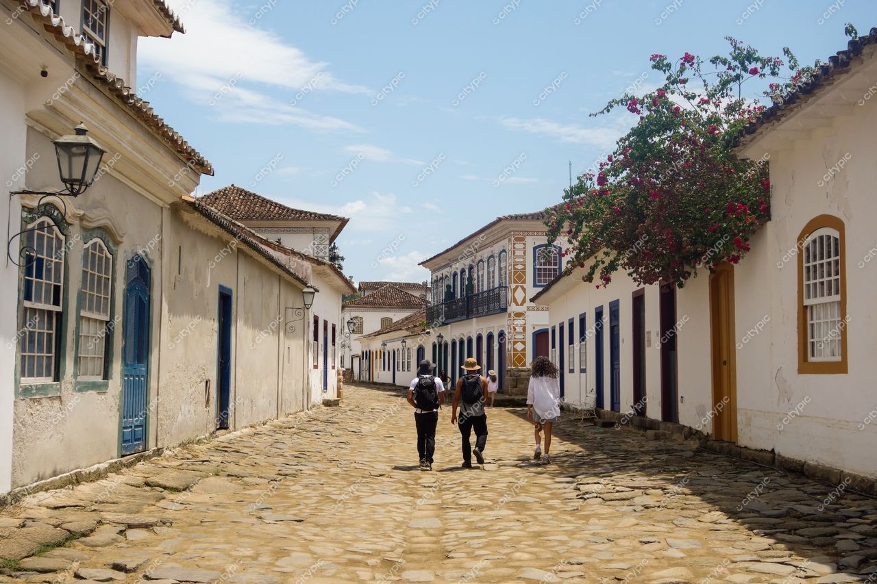 Paraty, Rio de Janeiro: Rua colonial com toques históricos e vibrantes plantas em flor